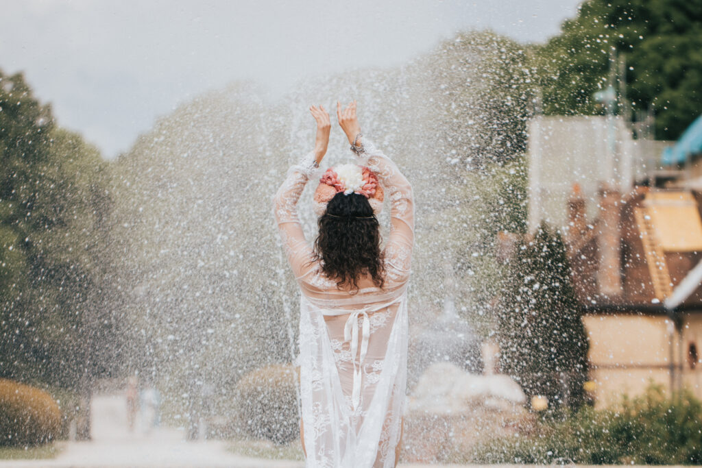 artiste réalisant un spectacle devant une fontaine